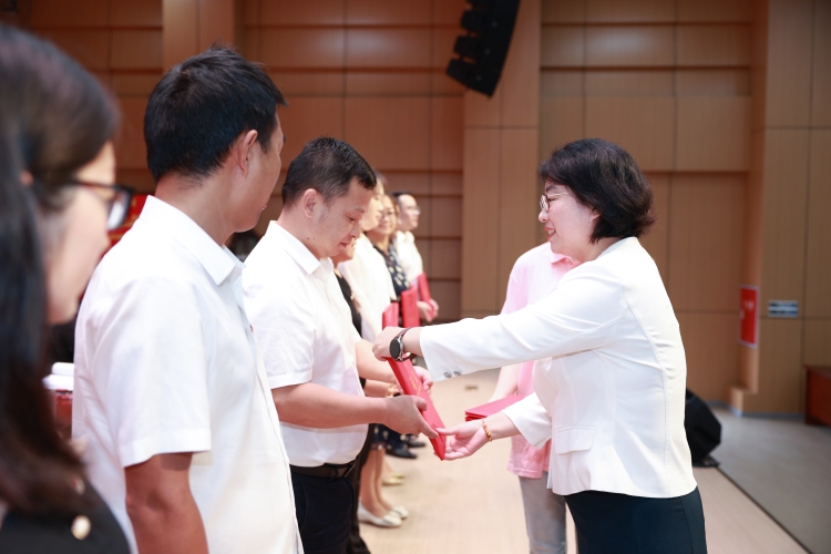 白洁颁发聘书